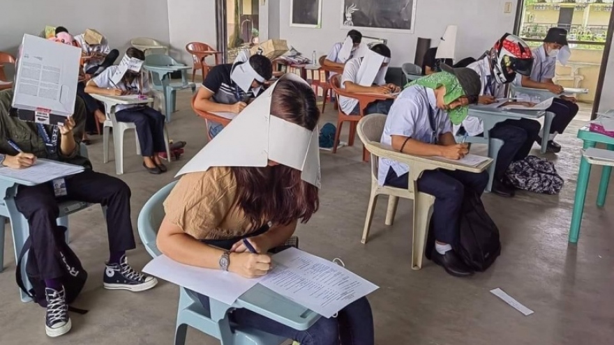 “Mũ chống gian lận” trong kỳ thi gây sốt mạng xã hội tại Philippines